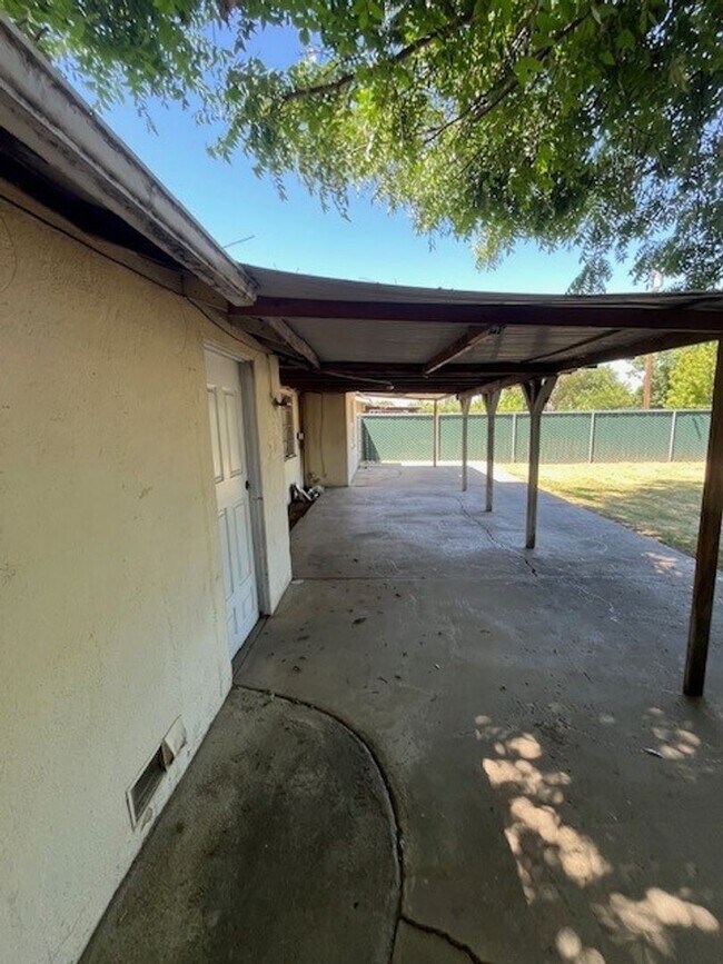 Building Photo - 810 N Rinaldi St