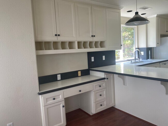 Building Photo - Beautiful Lakefront Home in the Vineyard! 55+ community