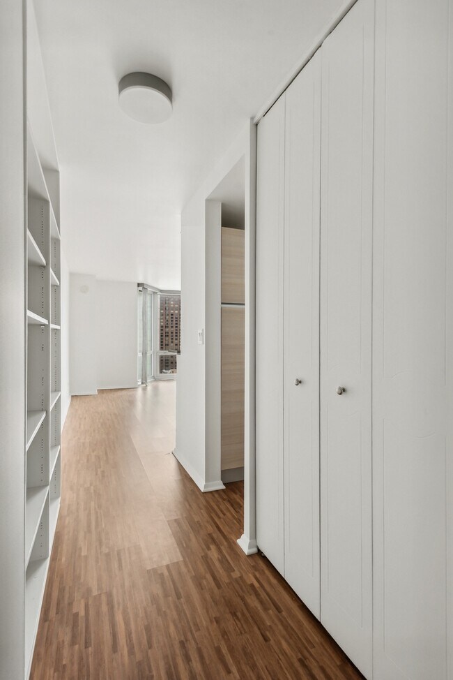 Building Photo - 21 W Goethe St