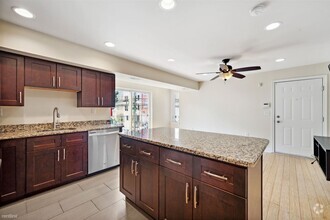 Building Photo - 4 br, 4 bath Triplex - 2129 N 17TH ST Unit C