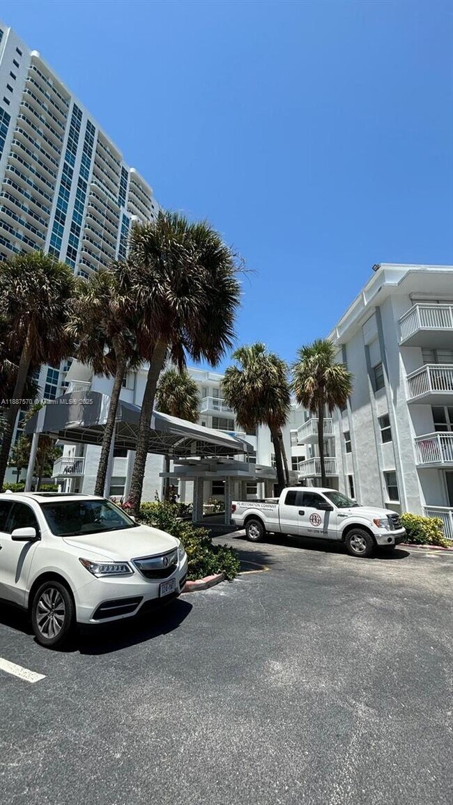 Building Photo - 1913 S Ocean Dr