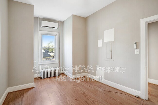 Building Photo - 305 9th St