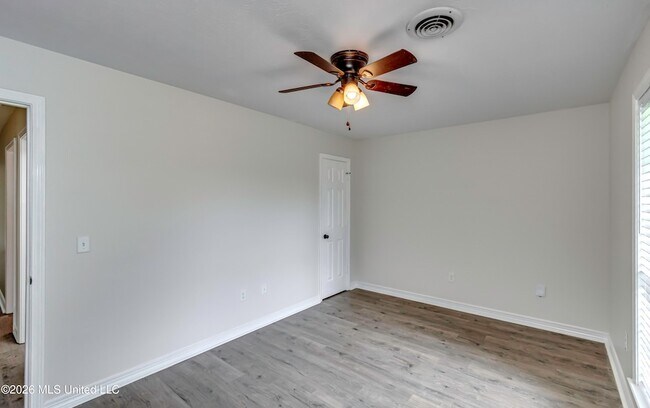 Building Photo - 9 Treeway Dr