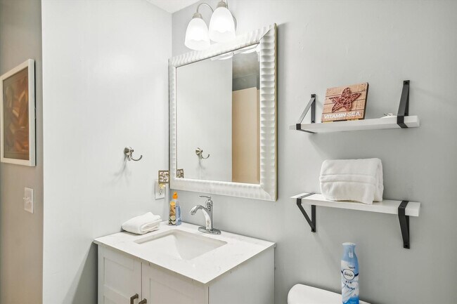 Building Photo - 5710 Sunset Ave