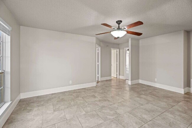 Building Photo - Beautiful 2/2 Near all of Lubbock's Amenit...