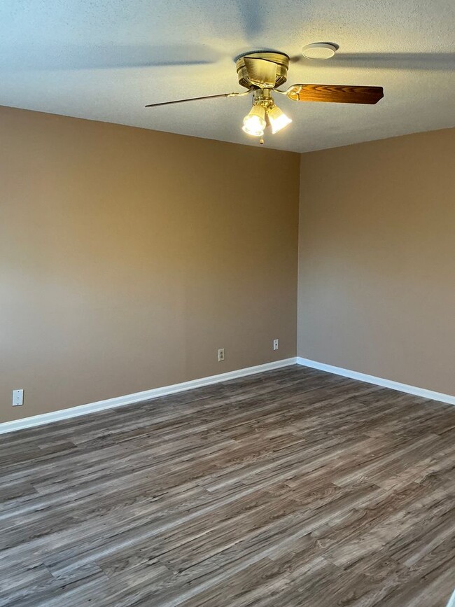 Building Photo - 441 Martha Ln