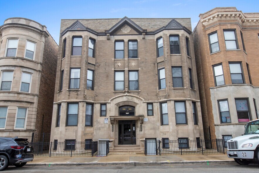 Primary Photo - 908 W Montrose Ave
