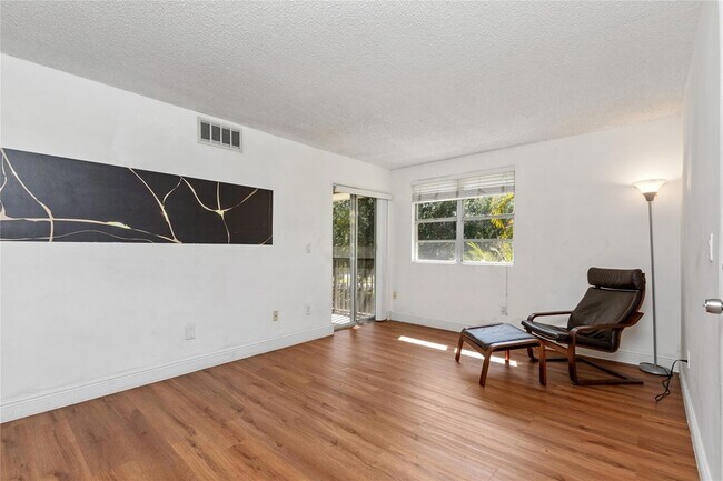 Building Photo - 1237 SW 46th Ave