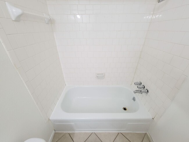 Building Photo - Charming and spacious one bedroom upstairs unit located in the courtyard by Clear Lake. New paint...