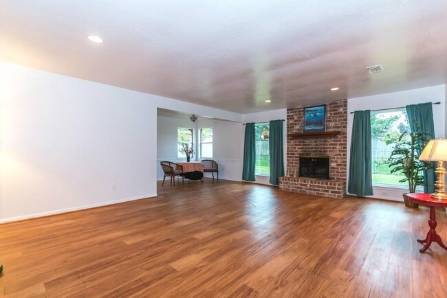 Building Photo - 805 Thornwood Dr