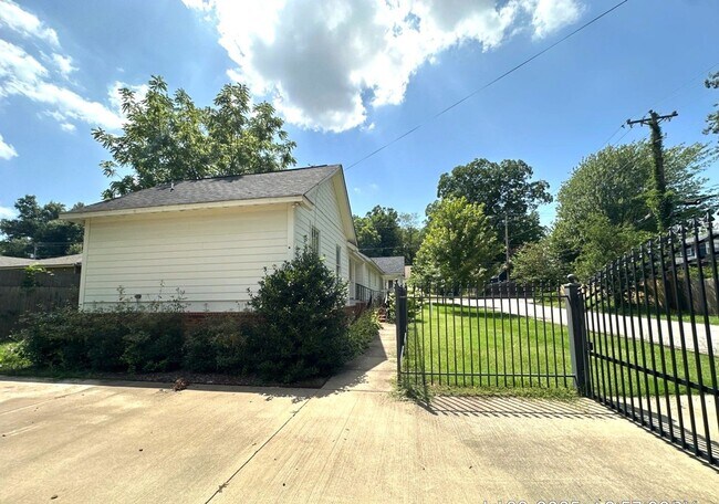 Building Photo - Gorgeous 3 Bedroom Cottage Style Home