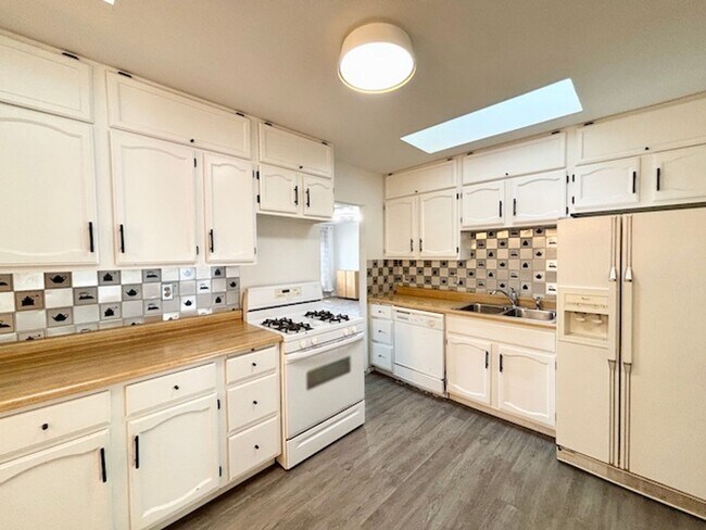 Building Photo - South Denver Brick Ranch
