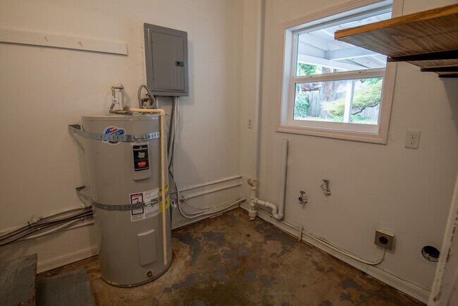 Building Photo - Single-level Home Near Salem's revitalized downtown