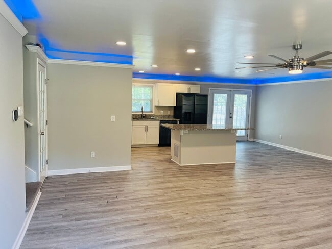 Building Photo - Beautiful 3 bedroom, 3 bathroom with large...