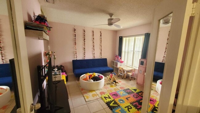 Building Photo - 3853 Carambola Cir N