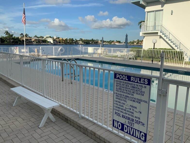 Building Photo - 425 Bayshore Dr