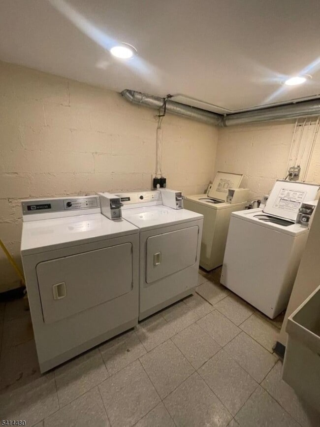 Building Photo - 64 Maple Ave