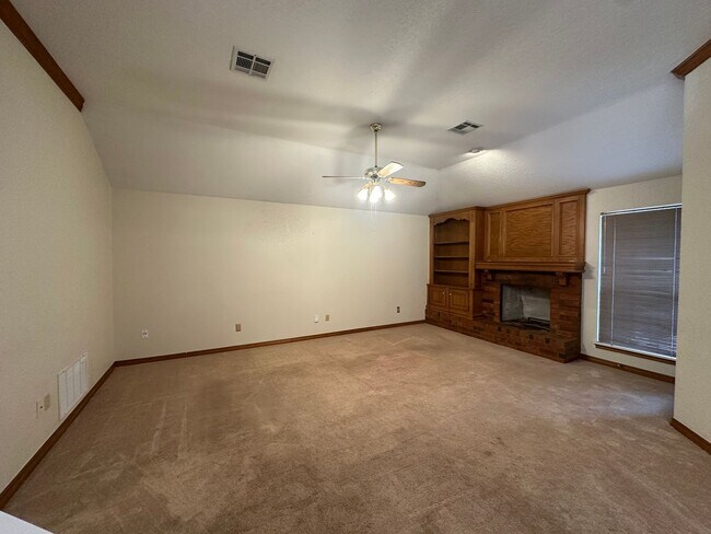 Building Photo - 4 Bed, 2.5 Bath Brick home with 2 car garage