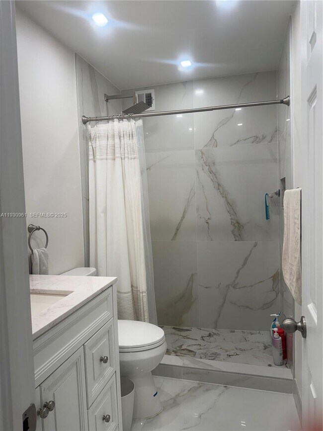 Building Photo - 3922 NE 166th St