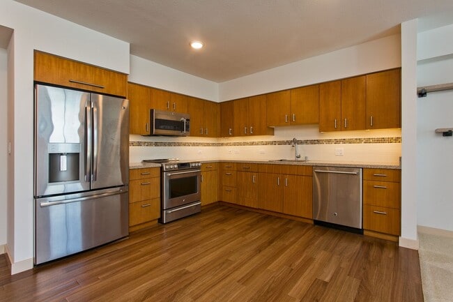 Building Photo - Available May 1st, One Bedroom One Bath Condo in Kakaako