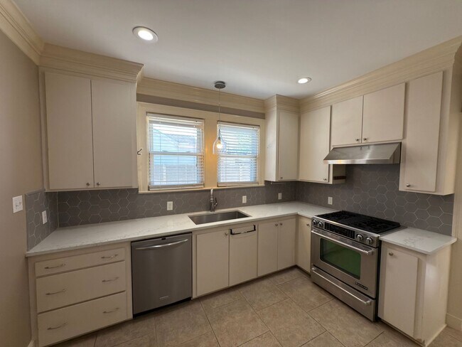 Building Photo - 3 Bed, 2 Bath Home in Southdowns - Fenced ...