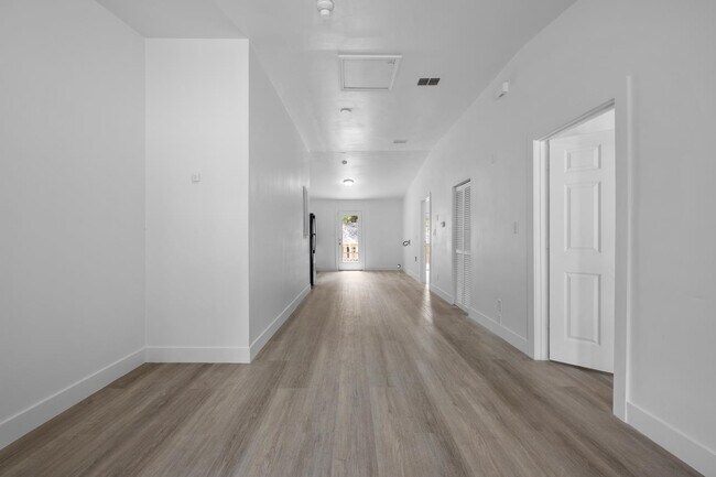 Building Photo - 2262 Magnolia Cir