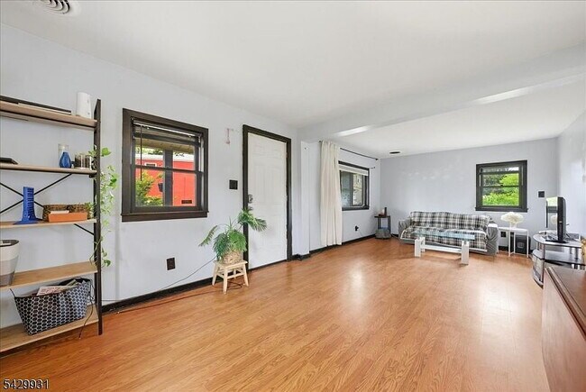 Building Photo - Single Family Home For Rent