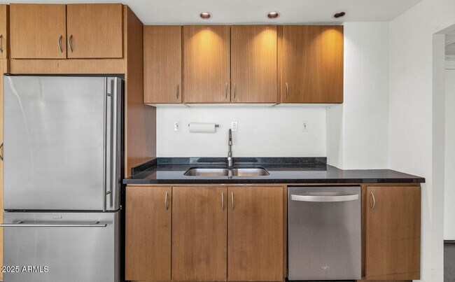 Building Photo - 207 W Clarendon Ave