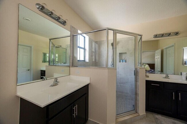 Building Photo - 6115 Bangalow Dr