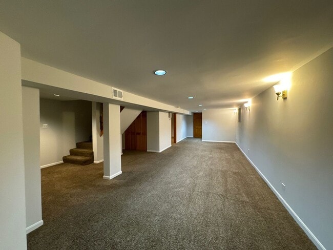 Building Photo - 923 W Fletcher St