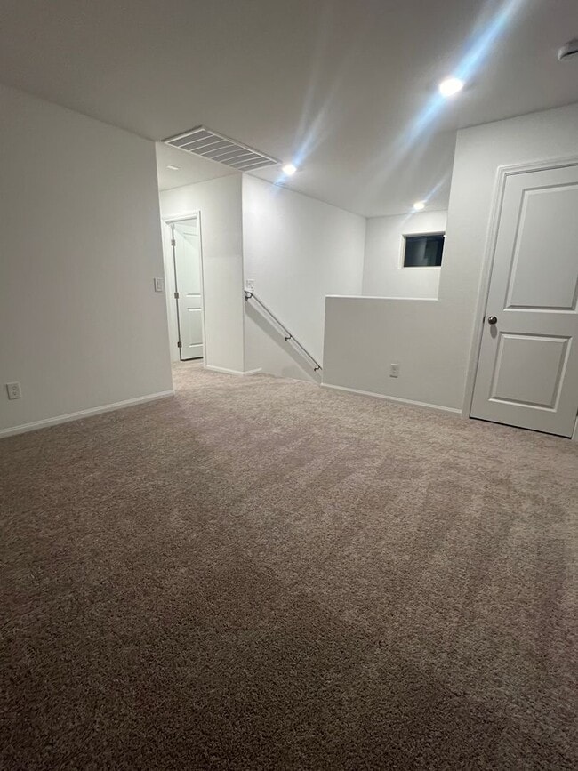 Building Photo - Move in today! 3 bed 2.5 bath 2 story beauty!