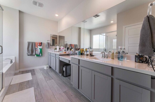 Building Photo - Modern Luxury Living: Spacious Retreat with Next-Gen Suite!