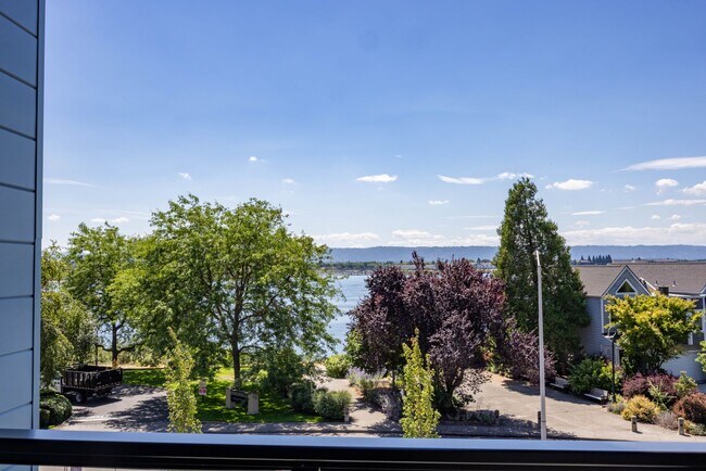 Building Photo - Riverside Townhomes - Waterfront Living in...
