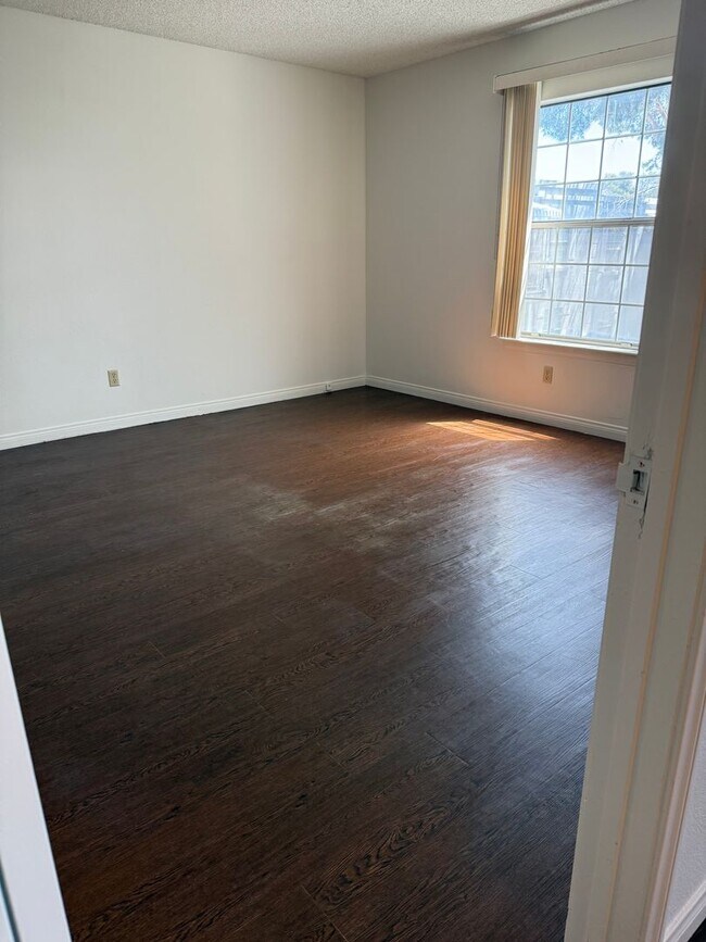 Building Photo - Great Condo