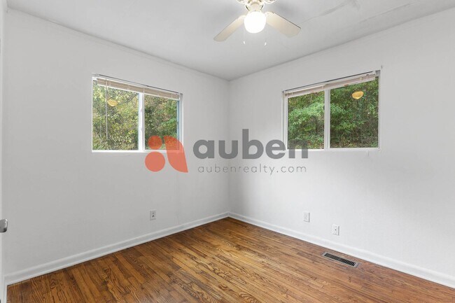 Building Photo - 3 Bedroom Home in St. Elmo! $350 off your first month's rent!