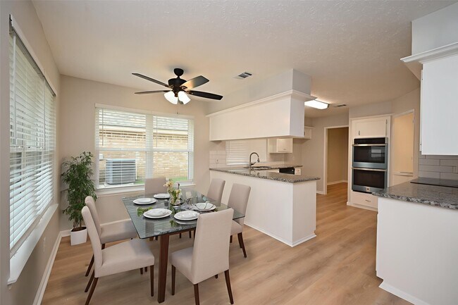 Building Photo - 2818 Green Fields Dr