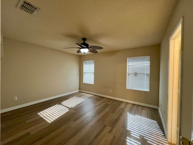 Building Photo - Maned