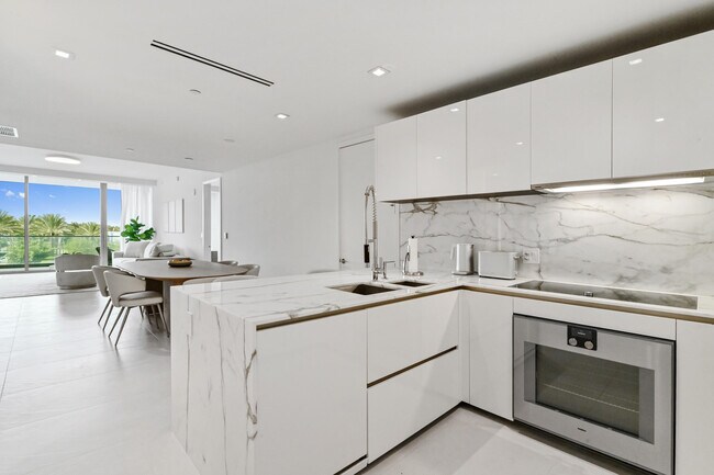 Building Photo - 10203 Collins Ave