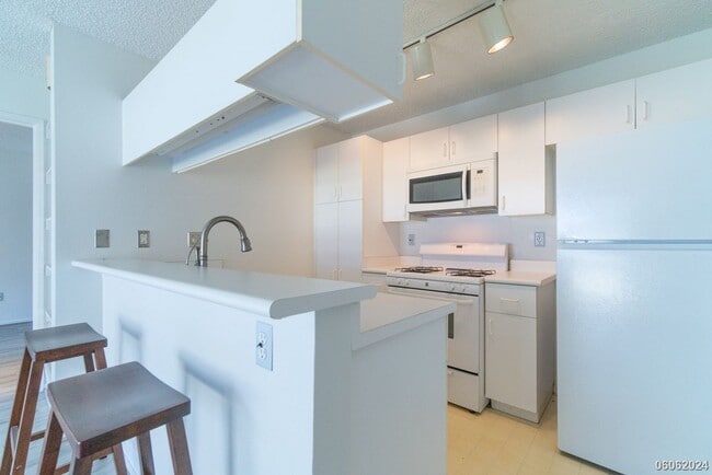 Building Photo - Cozy Ground Floor 1BR/1BA/1PKG unit in Sun...