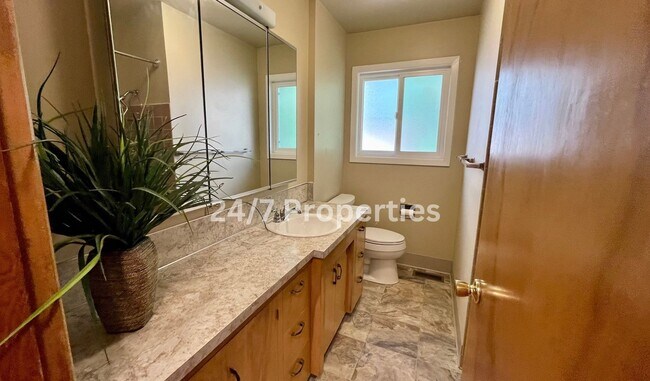 Building Photo - Spacious 4BD I 2BA Home w/ Separate Living...