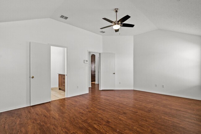 Building Photo - $500 off the first month's rent + move-in on or before 4/20