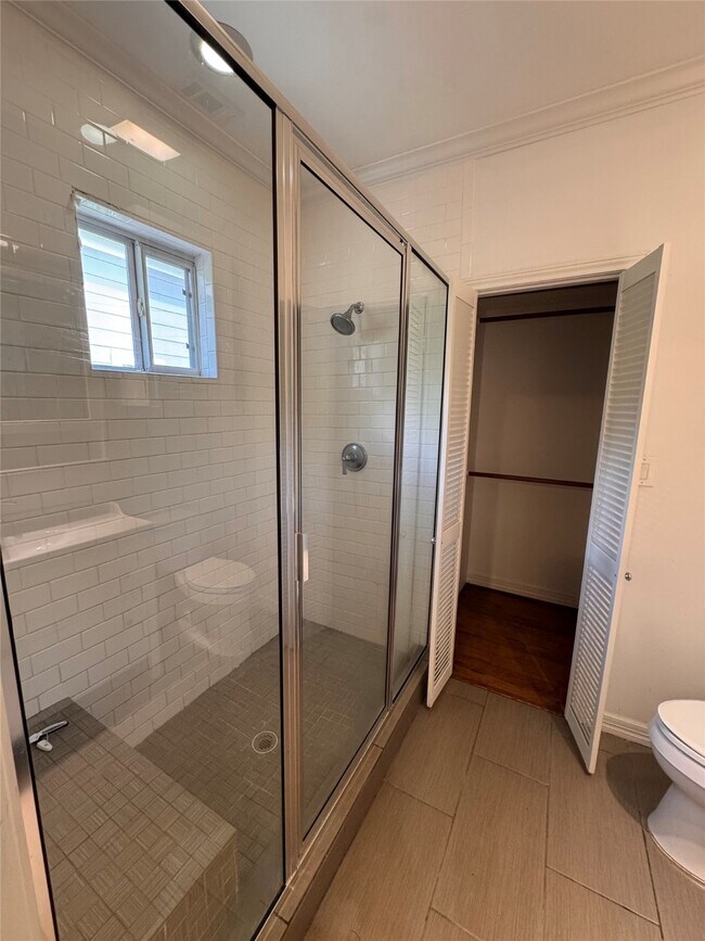 Building Photo - 208 E 38th St