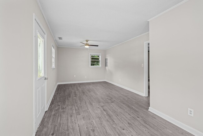 Building Photo - Stylish & Newly Renovated 4 Bedroom 2 Bath...