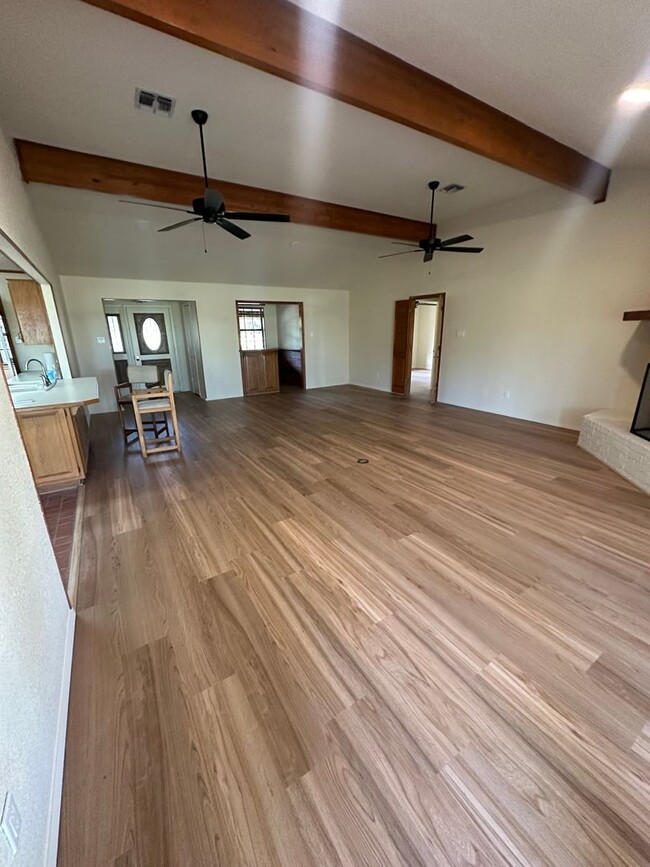 Building Photo - Beautiful HOME on 3.88 Acres with 30x40 SH...