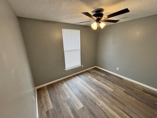 Building Photo - 3421 Meadow Ct