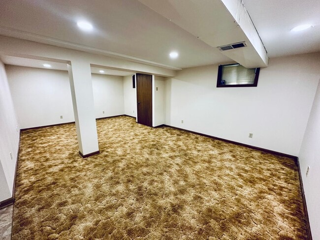 Building Photo - {12119} Spacious Home in Fantastic Locatio...