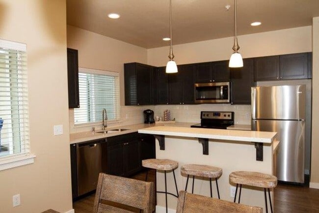 Building Photo - 3 Bedroom 2.5 Bath Duplex with 2 Car Garage. Schedule a tour today!