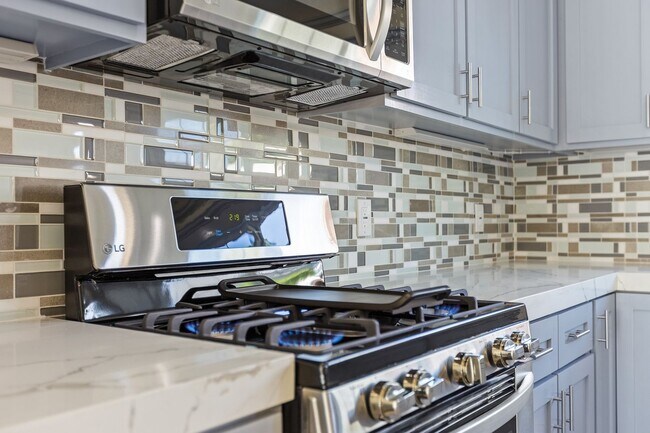 Building Photo - 2216 N Frederic St