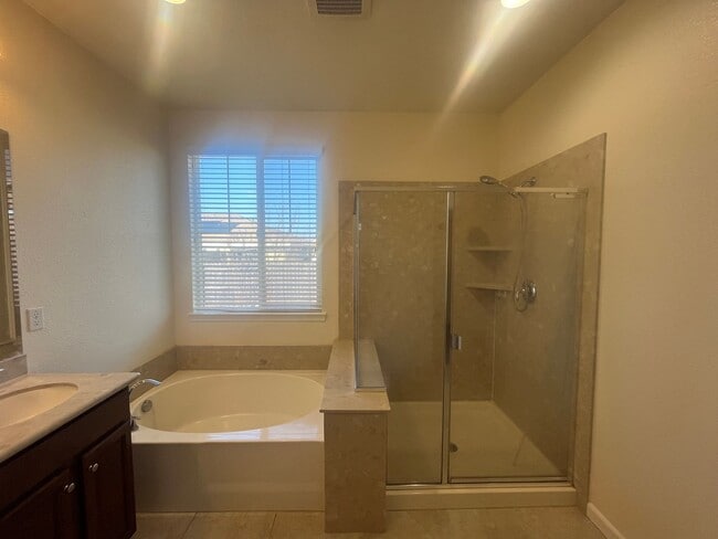 Building Photo - 4 Bedroom 2, Bath, 2900 sqft. w/t Separate 1 Bedroom 1 Bath Guest Quarters for Lease.