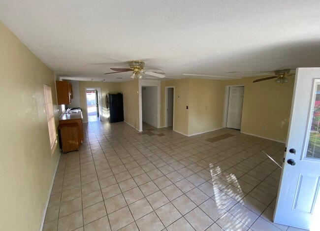 Building Photo - 106 E Vaughn Ave